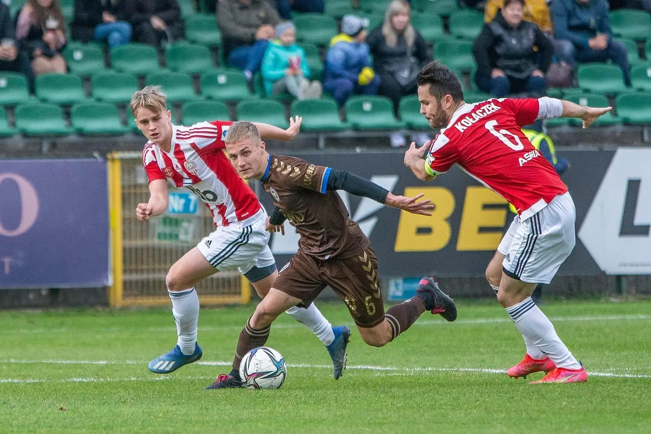 National 2 – Gruppe B, runde 5: sene afgørelser, stærke udepræstationer og tre mål af Maxime Colin