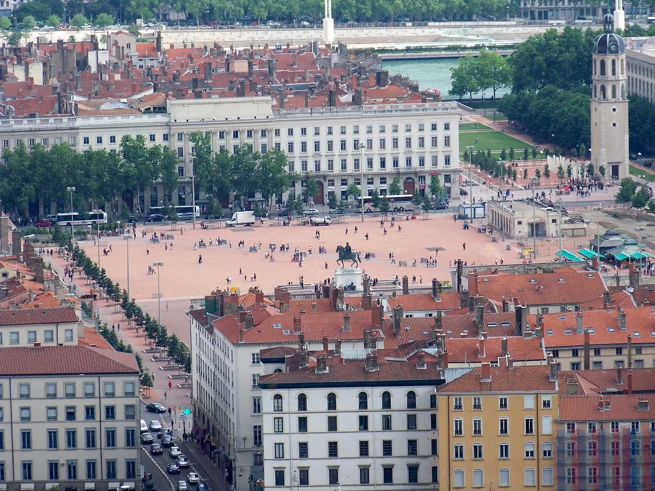 Hvordan er vejret i Lyon i uge 8?