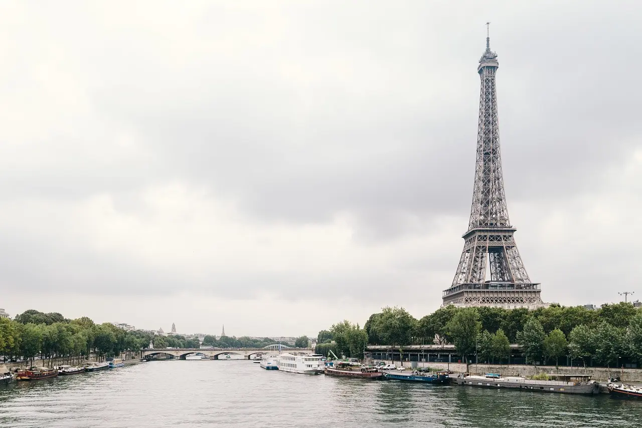 Hvordan er vejret i Paris i februar måned?