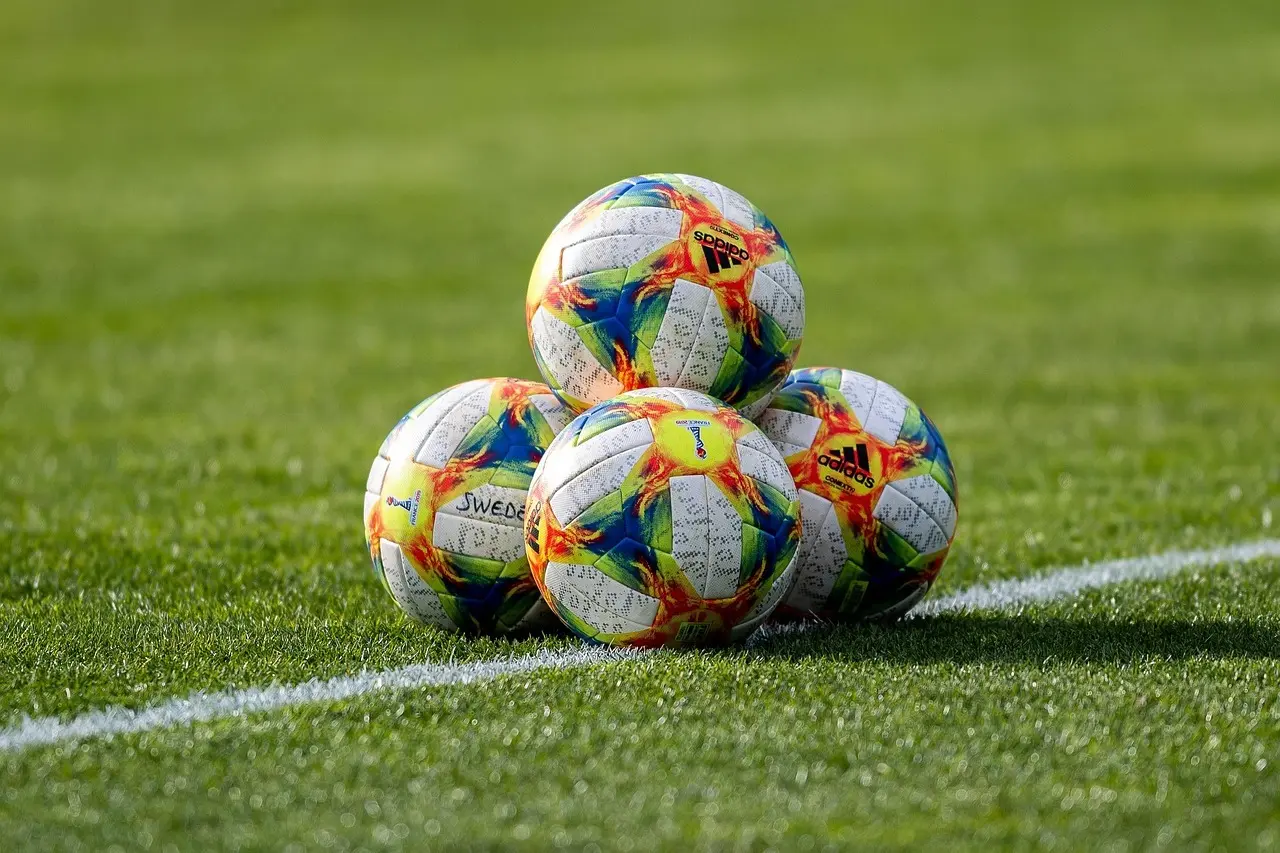 Pointdeling, udvisninger og et sikkert straffespark: National 2 – Group C åbner med høj intensitet