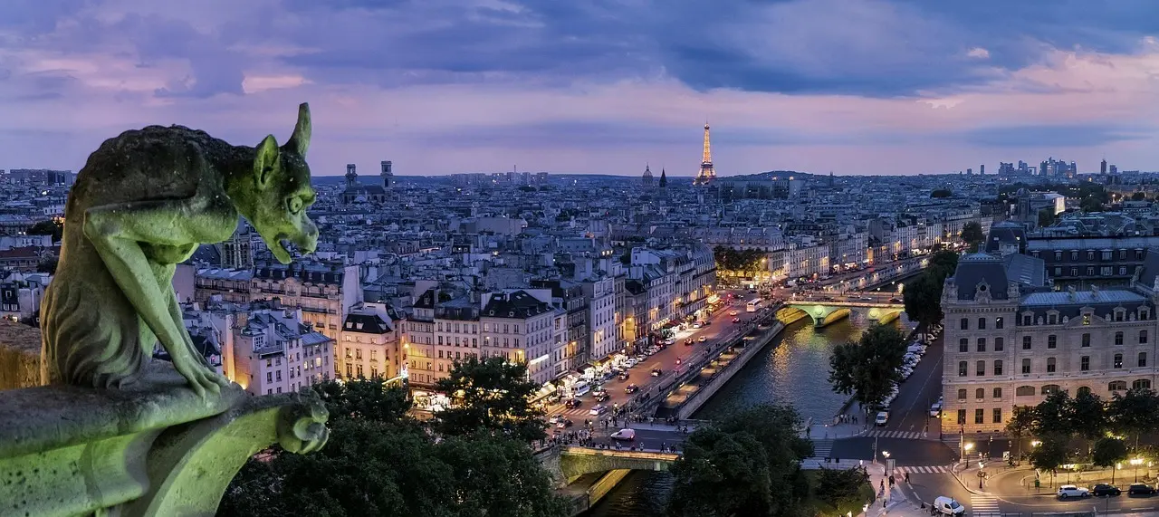 Hvordan er vejret i Paris i august måned?