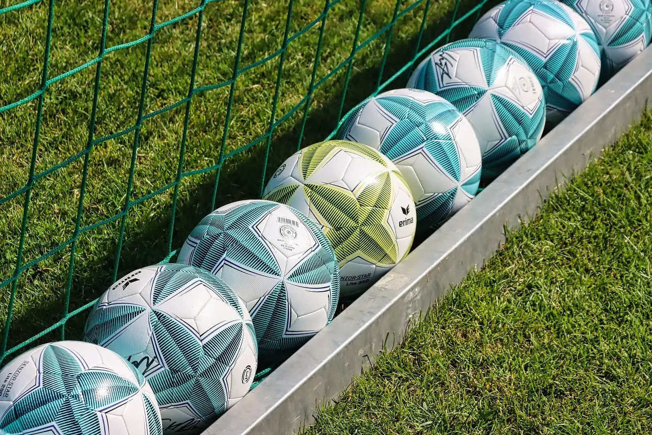 Ligue 2 runde 4: Smalle sejre, sene udligninger og rødt drama – hele overblikket fra franskfodbold.dk