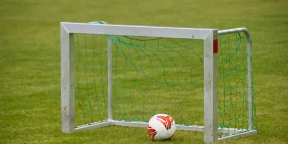 Dramatik til sidste fløjt: Sene afgørelser, dobbeltmål og seksmålsopgør prægede National 2 – Group A, runde 14