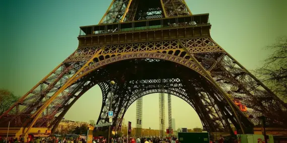 Hvem byggede Eiffeltårnet? Manden, maskinen og magien bag Paris' ikon