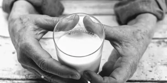 Hvor meget mælk må man drikke om dagen? Sandheden, myterne og din perfekte mængde
