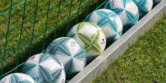 Ligue 2 runde 4: Smalle sejre, sene udligninger og rødt drama – hele overblikket fra franskfodbold.dk